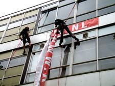 Ophangen bannier voor Treetment boomverzorging